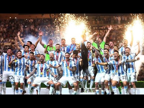 البشت القطري.. ليونيل ميسي يرفع كأس العالم 2022