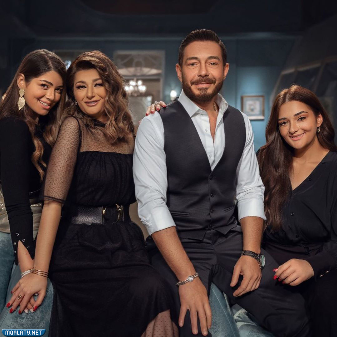 صور زوجة أحمد زاهر وبناته