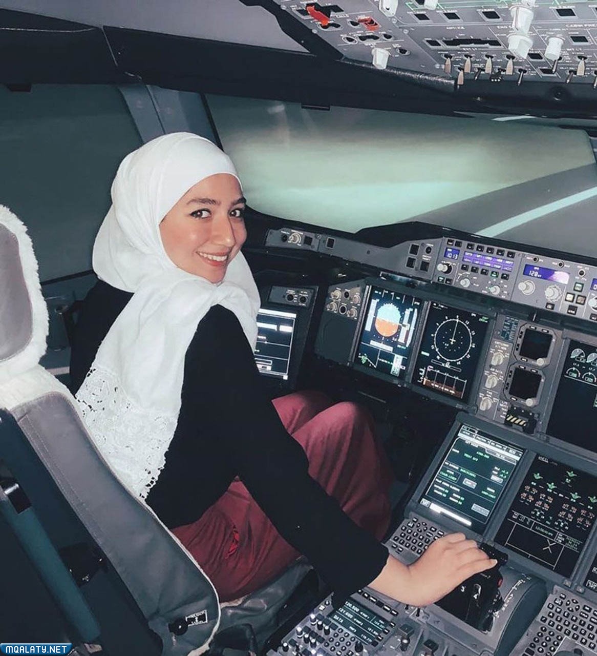 صور مايا غزال تقود طائرة