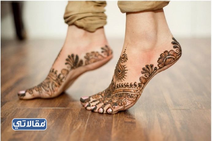 نقش حناء ناعم وخفيف الأرجل