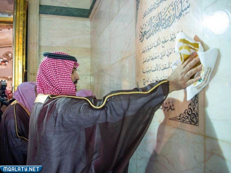 صور ولي العهد السعودي يشارك بغسل الكعبة المشرفة