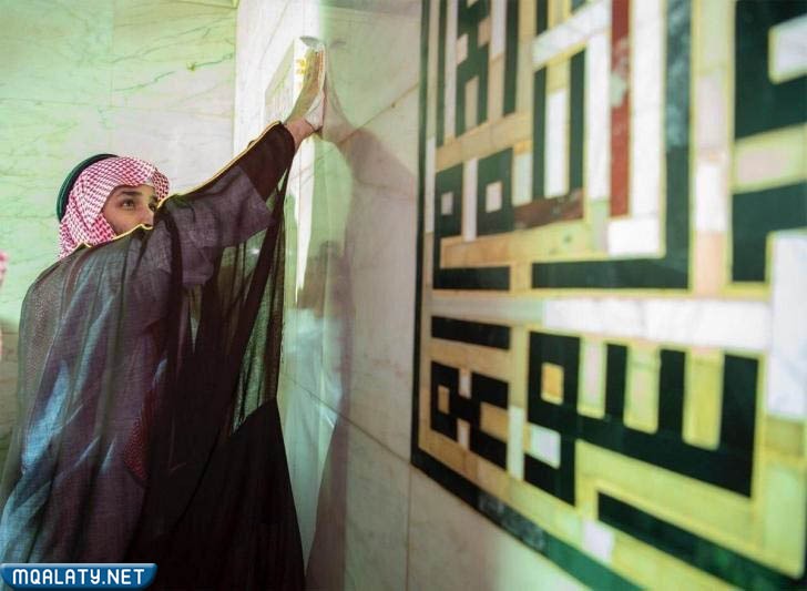 صور ولي العهد السعودي يشارك بغسل الكعبة المشرفة