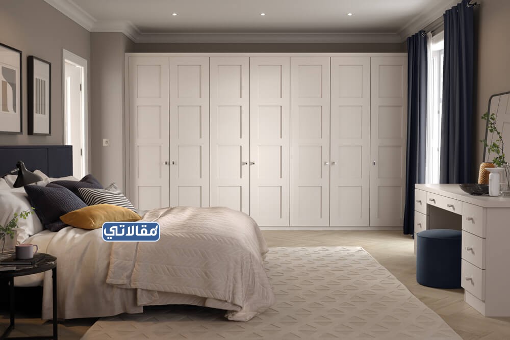 غرف نوم بسريرين ودولاب وتسريحة