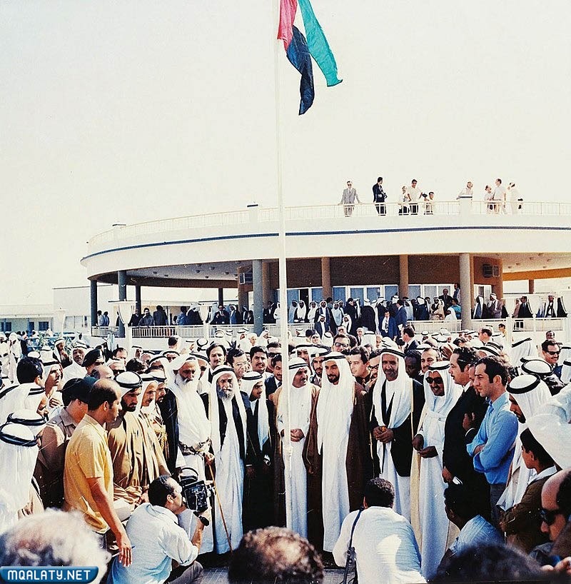 من هو اول من رفع علم دولة الامارات؟